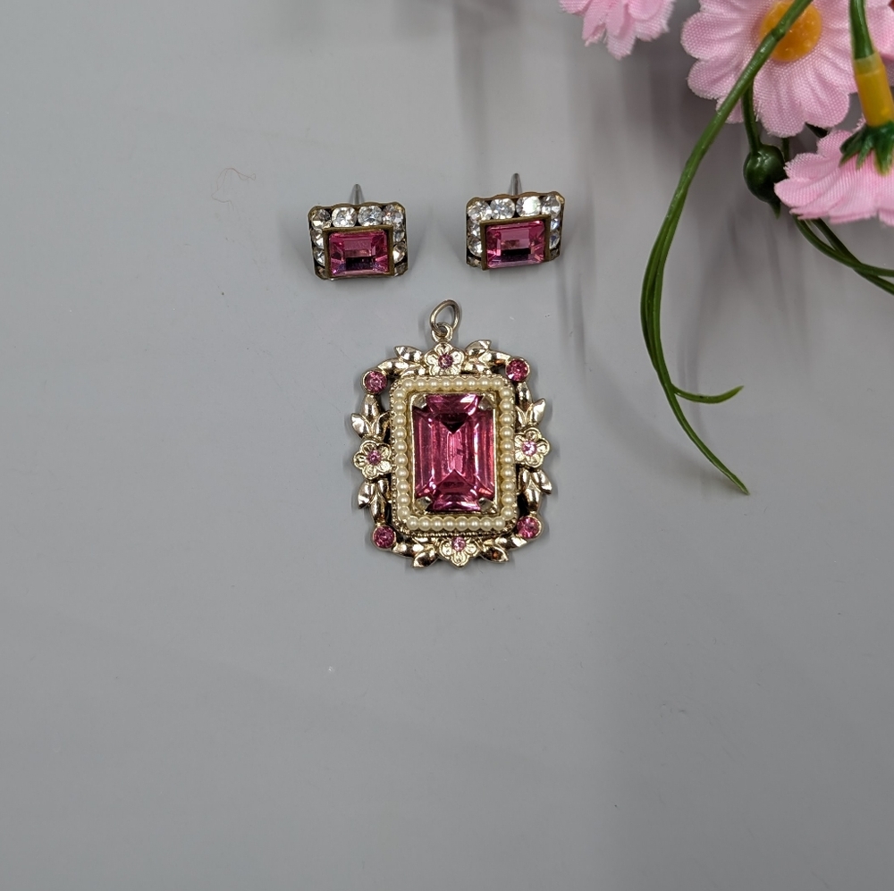 Coro Signed Vintage Pendant And Earrings Jewelry Set